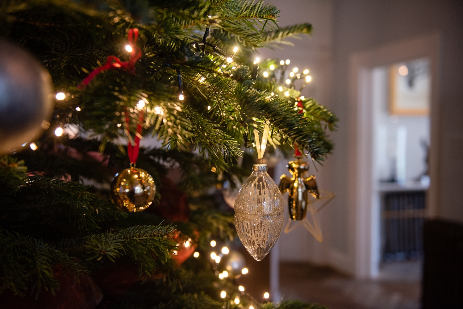 Christmas tree with decorations in the Lympstone Manor reception.